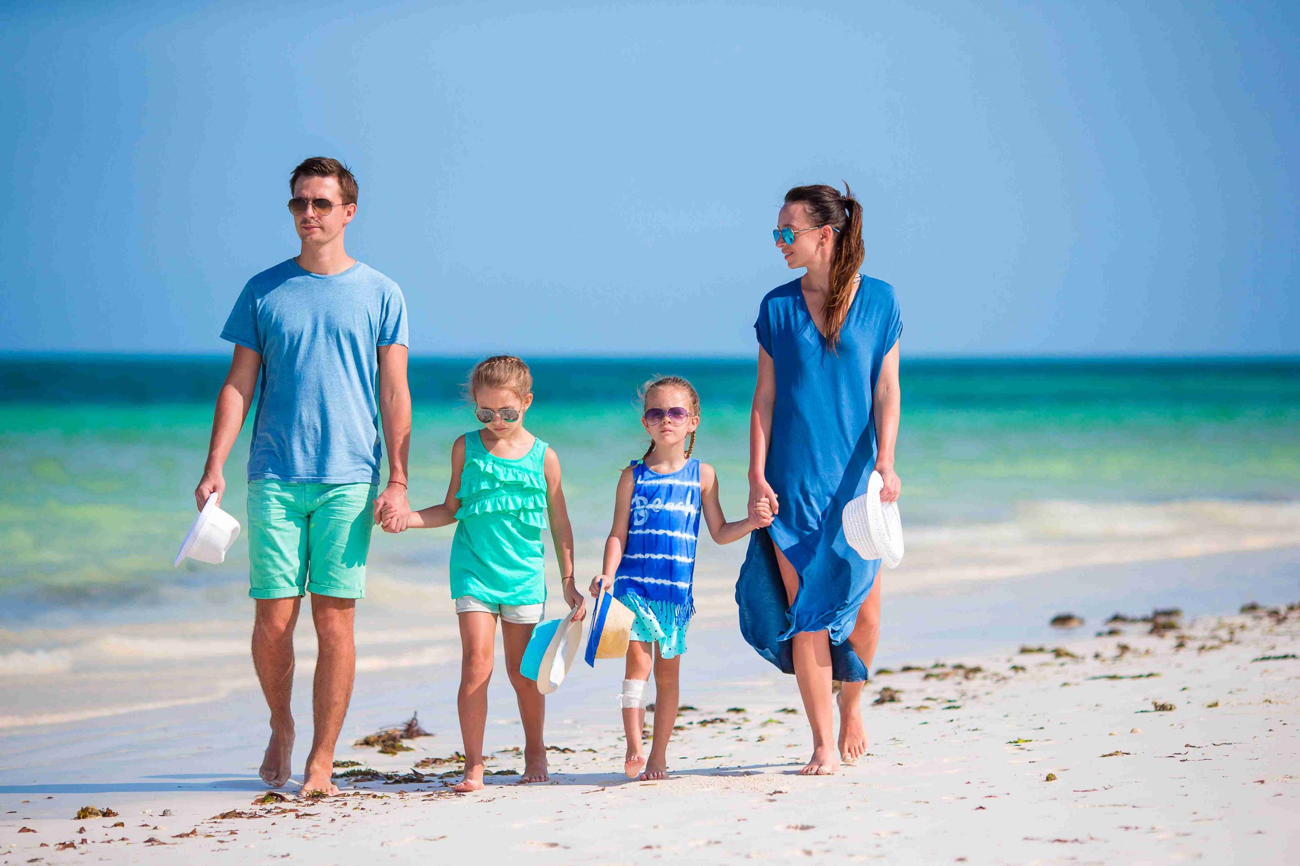 young-family-on-vacation-6ZYJACM
